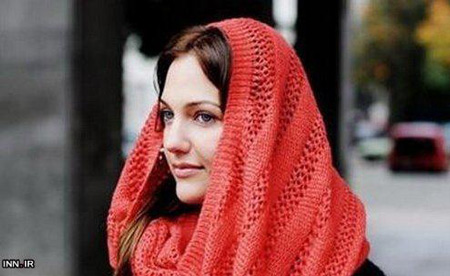 عکس باحجاب مریم اوزرلی با شال قرمز رنگ