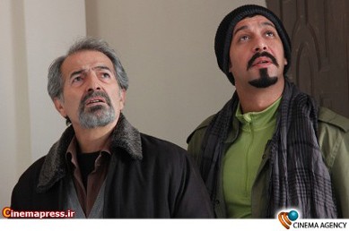 کامران تفتی و محمد عمرانی در فیلم تلویزیونی دختران معجزه به کارگردانی شبنم عرفی نژاد